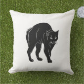 ハロウィンに徘徊する黒猫のシルエット描画 アウトドアクッション (芝生)