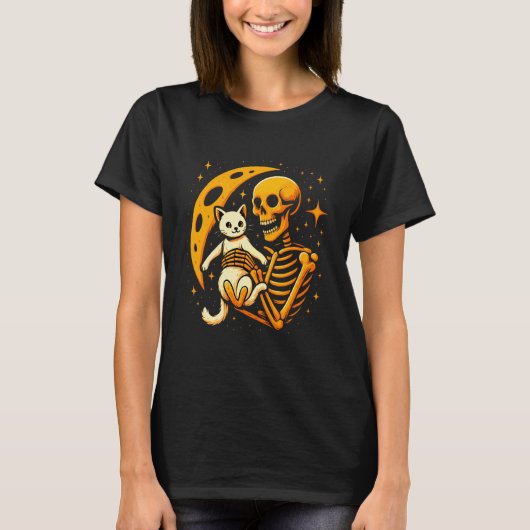 ハロウィンに猫がスケルトンを抱きしめる月夜の面白可愛いデザイン Tシャツ (正面)