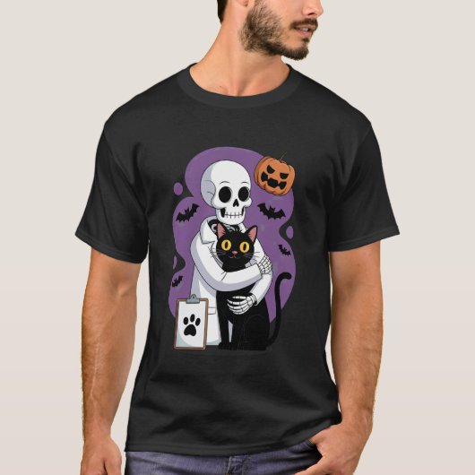 ハロウィンに猫好きな獣医のためのスケルトンに抱かれる猫 Tシャツ (正面)
