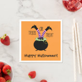 ハロウィンに黒鍋の中の魔女の足 スタンダードカクテルナプキン (インサイチュ)