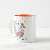 ハロウィンのおばけと花の面白いマグカップ ツートーンマグカップ (正面左)