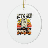 ハロウィンのおもしろい墓場のデザイン Let's Get Smashed セラミックオーナメント (左)