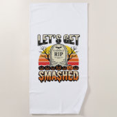 ハロウィンのおもしろい墓場のデザイン Let's Get Smashed ビーチタオル (正面)