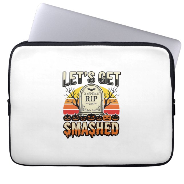 ハロウィンのおもしろい墓場のデザイン Let's Get Smashed ラップトップスリーブ (正面)