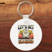 ハロウィンのおもしろい "Let's Get Smashed" 墓地デザイン キーホルダー (正面)