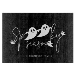ハロウィンのお化けのシルエットと「Spooky Season」のテキスト カッティングボード