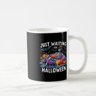 ハロウィンのお化けシーズンを待つスケルトン コーヒーマグカップ