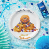 ハロウィンのお菓子の山の上のスプーキーなモンスター ペーパープレート (パーティー)