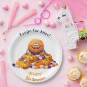 ハロウィンのお菓子の山の上のスプーキーなモンスター ペーパープレート (パーティー)
