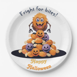ハロウィンのお菓子の山の上のスプーキーなモンスター ペーパープレート