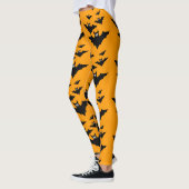 ハロウィンのかっこいい飛ぶコウモリ ブラックとオレンジ レギンス (左)