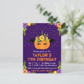 ハロウィンのかぼちゃのコスチュームの誕生日パーティー 紫の背景 ポストカード (スタンド正面)