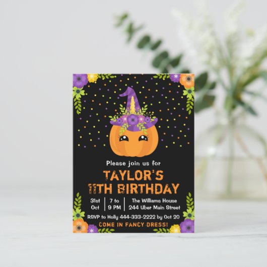 ハロウィンのかぼちゃのコスチューム　誕生日パーティー　黒背景 ポストカード (スタンド正面)