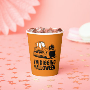 ハロウィンのかぼちゃの顔トラクターの子供たちを掘っています 紙コップ