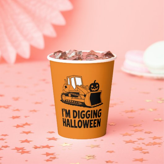 ハロウィンのかぼちゃの顔トラクターの子供たちを掘っています 紙コップ (インサイチュ)