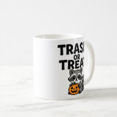 ハロウィンのかわいいアライグマのデザイン コーヒーマグカップ (正面右)