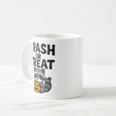 ハロウィンのかわいいアライグマのデザイン コーヒーマグカップ (正面左)