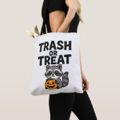 ハロウィンのかわいいアライグマのデザイン トートバッグ (クローズアップ)