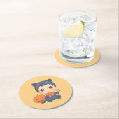 ハロウィンのかわいいベビー黒猫のコスチューム ラウンドペーパーコースター (インサイチュ)