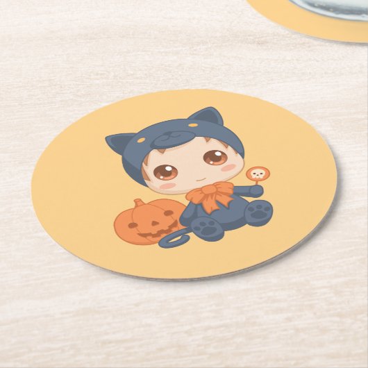 ハロウィンのかわいいベビー黒猫のコスチューム ラウンドペーパーコースター (アングル)