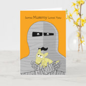 ハロウィンのかわいいミイラ犬を握っているミイラ カード (黄色い花)