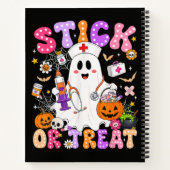 ハロウィンのかわいい看護師の幽霊の面白いお菓子をくれな～い ノートブック (裏面)