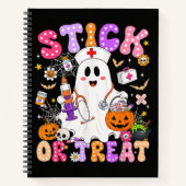 ハロウィンのかわいい看護師の幽霊の面白いお菓子をくれな～い ノートブック (正面)