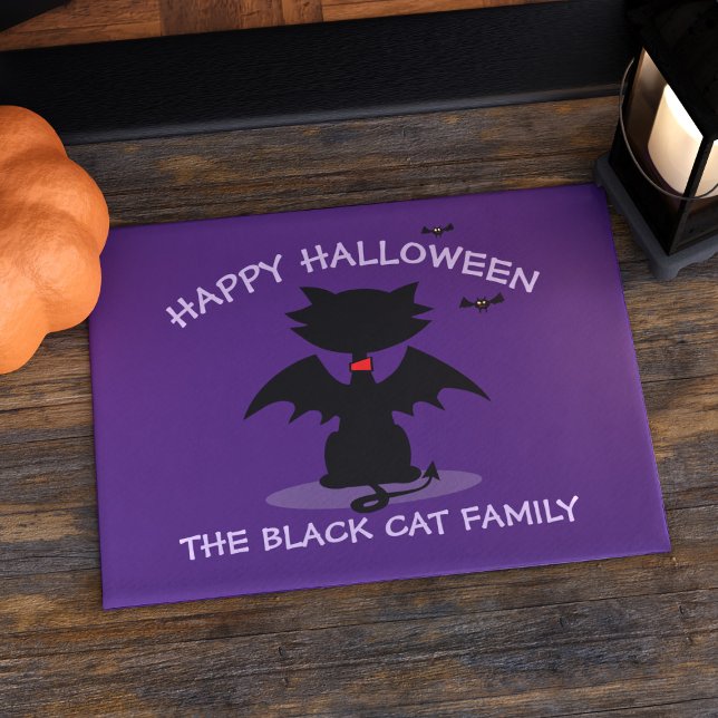 ハロウィンのかわいい黒猫こうもりパープルファミリーデザイン ドアマット (Happy Halloween! My black cat's favorite time of the year. Here's a fun doormat just for you!)