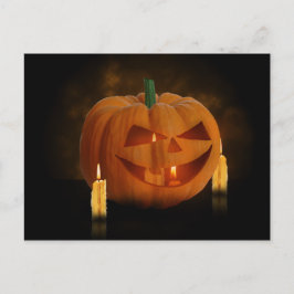 ハロウィンのろうそくをともしたカボチャのランタン ポストカード