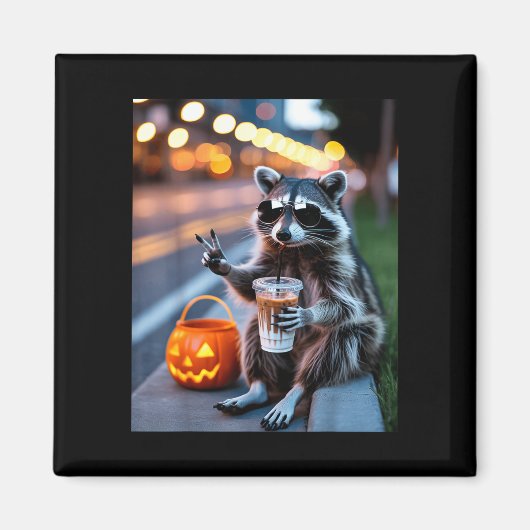 ハロウィンのアイスコーヒーを飲む野生のアライグマ マグネット (正面)