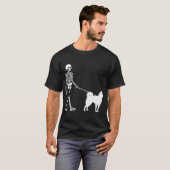 ハロウィンのアラスカン・クリー・カイ 犬を散歩させるスケルトン Tシャツ (正面フル)