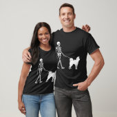 ハロウィンのアラスカン・クリー・カイ 犬を散歩させるスケルトン Tシャツ (ユニセックス)