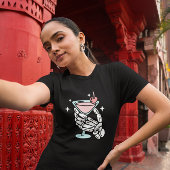 ハロウィンのカクテルを持つスケルトンの手 Tシャツ