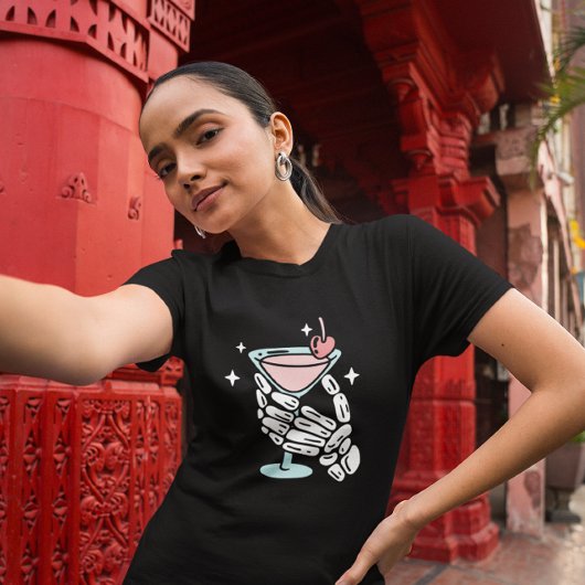 ハロウィンのカクテルを持つスケルトンの手 Tシャツ
