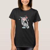 ハロウィンのカクテルを持つスケルトンの手 Tシャツ (正面)
