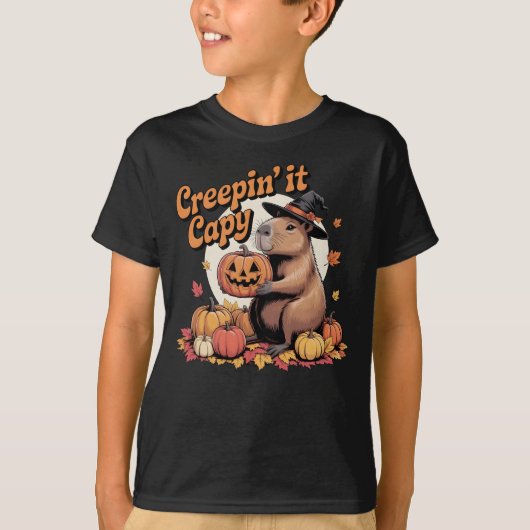 ハロウィンのカピバラ: 魔法使いの帽子をかぶって Creepin’ It Capy Tシャツ (正面)