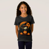 ハロウィンのカボチャと仲良しの漫画の魔女 Tシャツ (正面フル)
