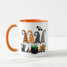 ハロウィンのカボチャと魔法の鍋に囲まれたかわいいノームたち