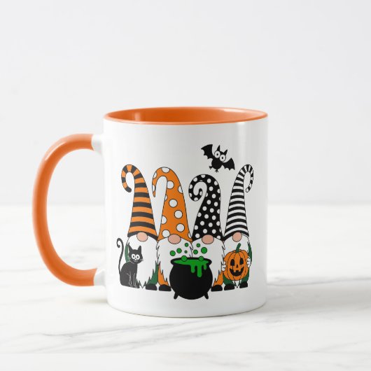 ハロウィンのカボチャと魔法の鍋に囲まれたかわいいノームたち マグカップ (左)