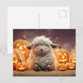 ハロウィンのカボチャに囲まれて眠る羊のイラスト シーズンポストカード (正面/裏面)
