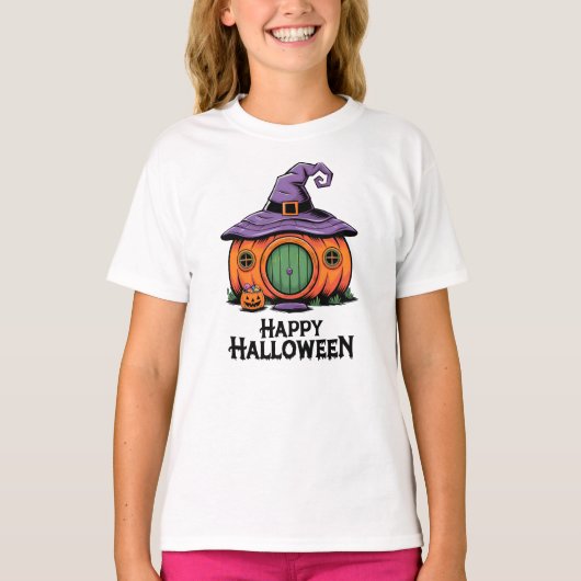 ハロウィンのカボチャのコテージと魔女の帽子の屋根 Tシャツ (正面)