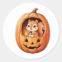 ハロウィンのカボチャのジャック・オ・ランタンの中の可愛いリス