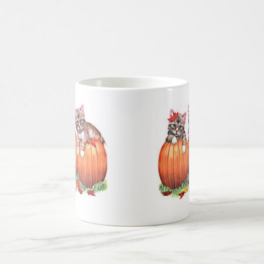 ハロウィンのカボチャの上の子猫 コーヒーマグカップ (中央)