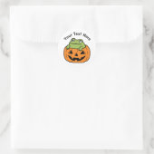 ハロウィンのカボチャの中のかわいいカエル ラウンドシール (バッグ)