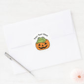 ハロウィンのカボチャの中のかわいいカエル ラウンドシール (封筒)