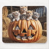 ハロウィンのカボチャの中の子猫たち マウスパッド (正面)