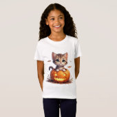 ハロウィンのカボチャの中の子猫 🎃 Tシャツ (正面フル)