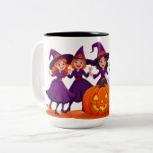 ハロウィンのカボチャの周りで踊る3人の小さな魔女 🎃 ツートーンマグカップ (正面左)