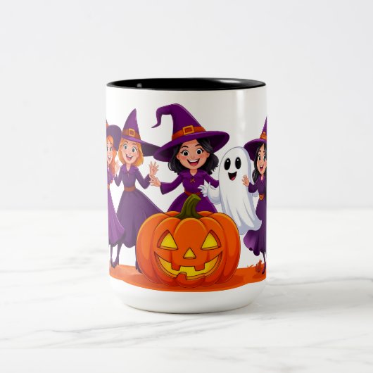 ハロウィンのカボチャの周りで踊る3人の小さな魔女 🎃 ツートーンマグカップ (中央)