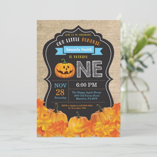 ハロウィンのカボチャ男の子の第1誕生日の青のバーラップ 招待状 (スタンド正面)